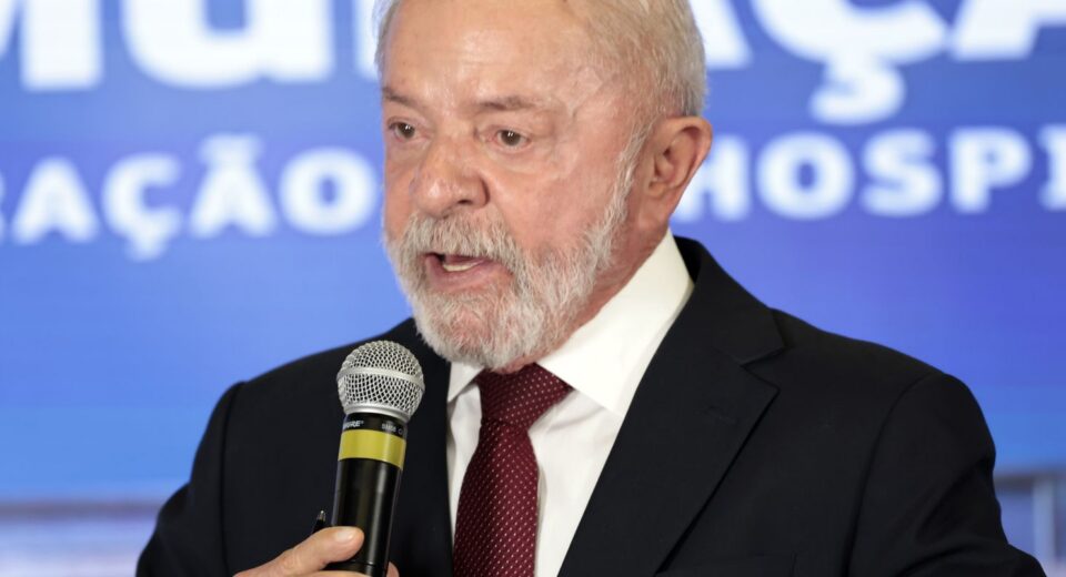 Lula inicia radioterapia após retirada de lesão no couro cabeludo