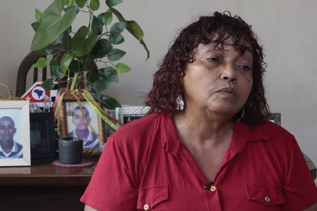 Santos (SP), 13/04/2026 - 20 anos dos crimes de Maio .  Debora Maria da Silva , mãe de Rogério, assassinado pela PM de São Paulo. Foto: Paulo Pinto/Agência Brasil