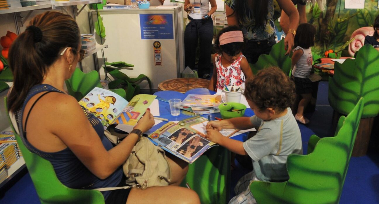Estudo revela que 53% das famílias raramente leem para criança