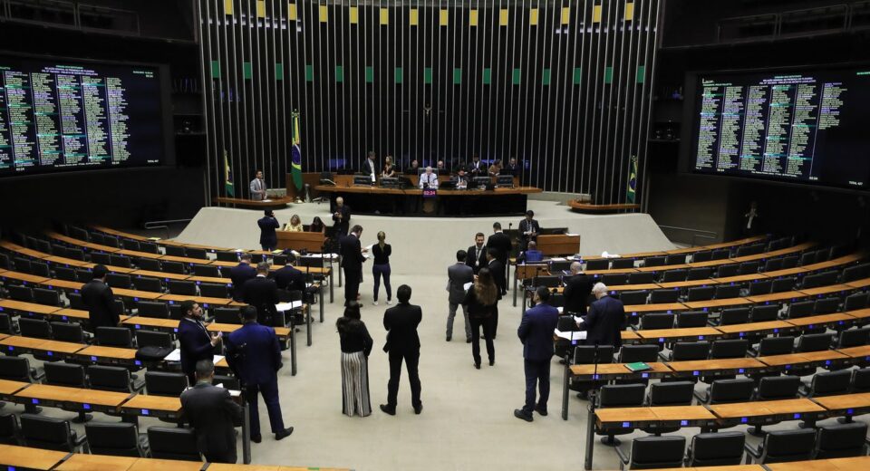 Minirreforma eleitoral reduz controle de gastos partidários; entenda