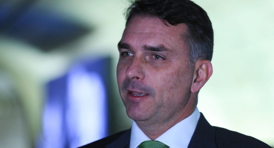 Deputados pedem investigação sobre relação entre Vorcaro e Flávio