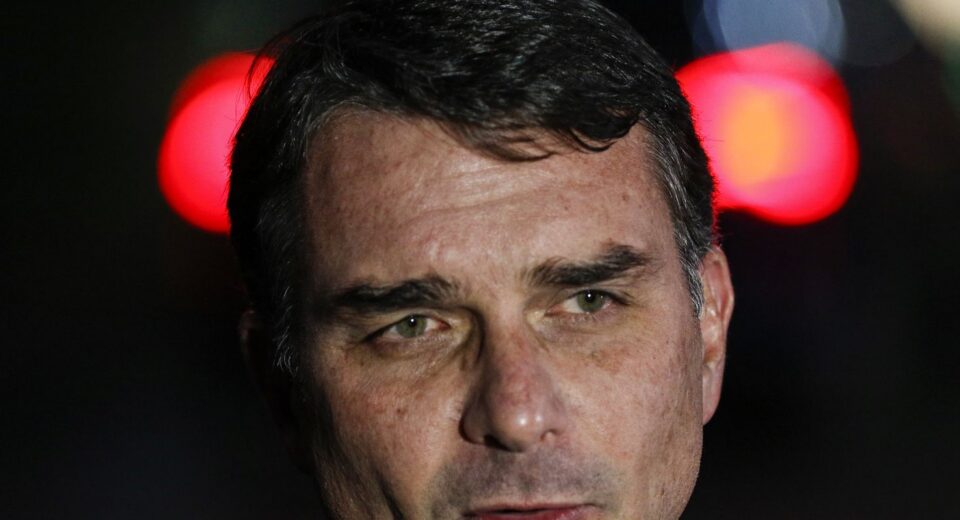 Flávio Bolsonaro admite cobrança a Vorcaro, mas nega crime