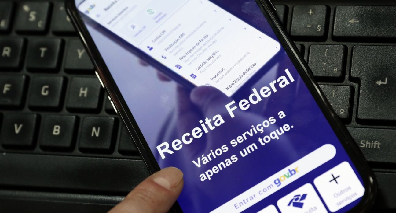 Receita paga nesta sexta maior lote de restituição do IR da história