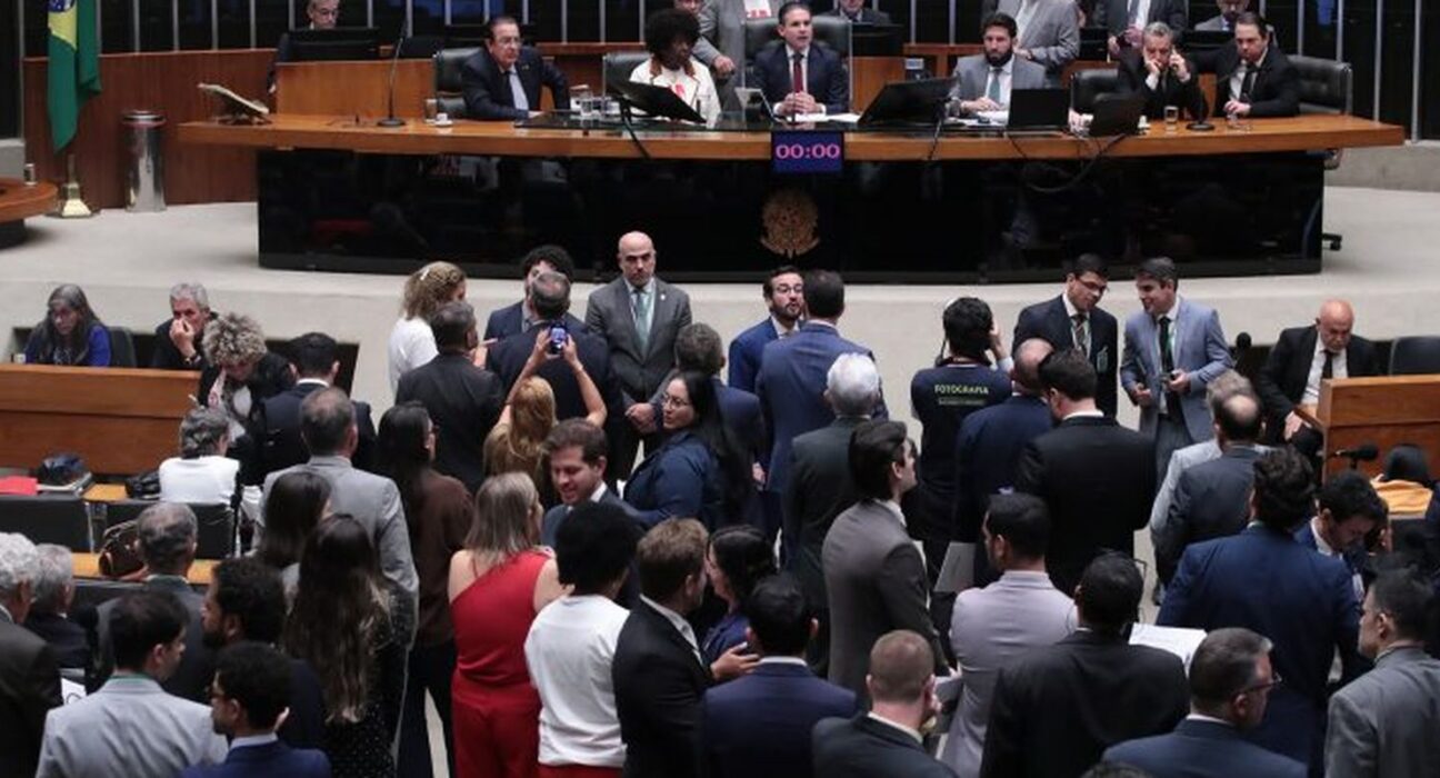 Câmara aprova, em primeiro turno, PEC do fim da escala 6x1