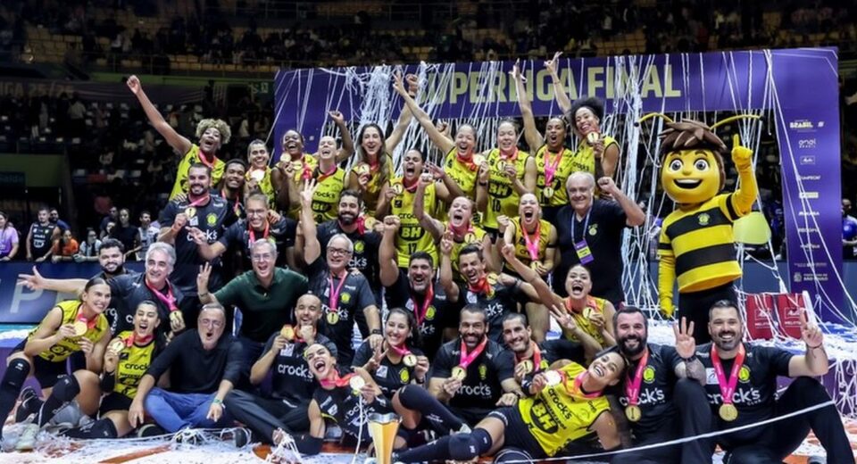 Praia Clube bate Minas e fatura título da Superliga Feminina de vôlei