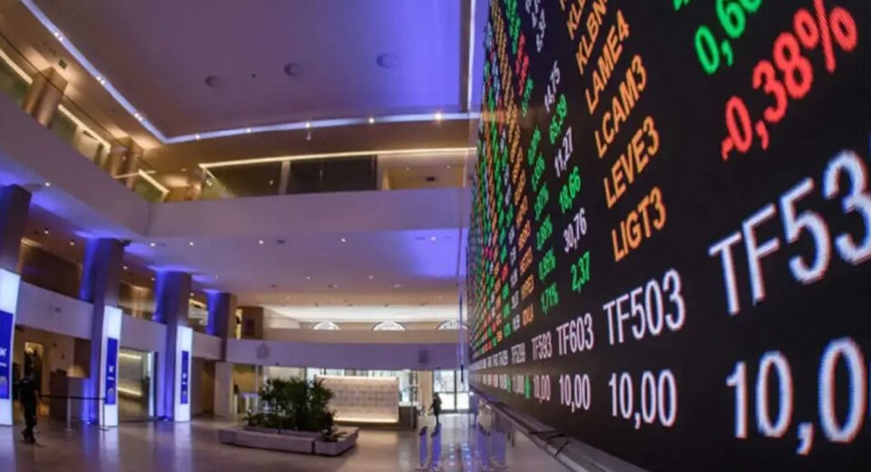 Bolsa cai mais de 2% e atinge menor nível desde o fim de março