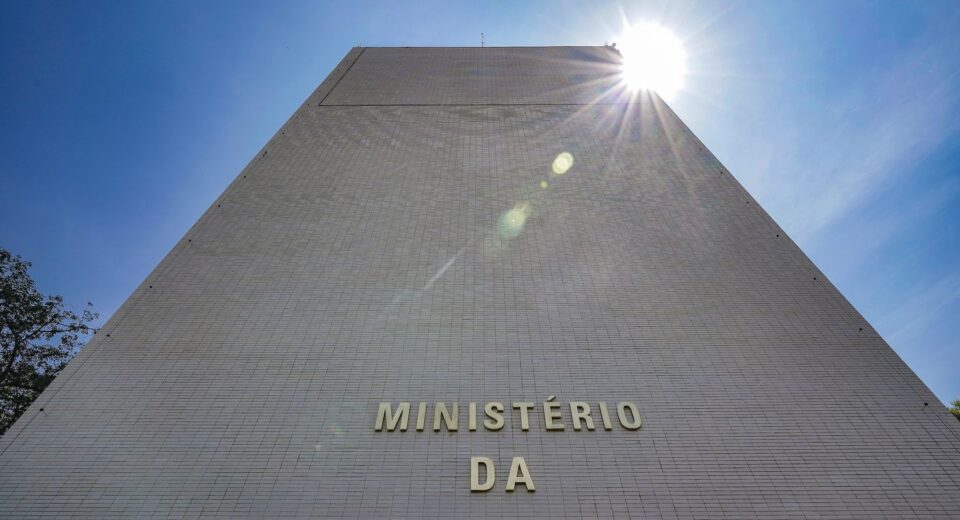 Governo bloqueia R$ 22,1 bi do Orçamento de 2026