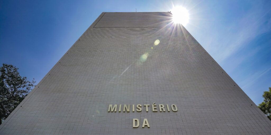 Defesa e Cidades lideram bloqueios no Orçamento de 2026