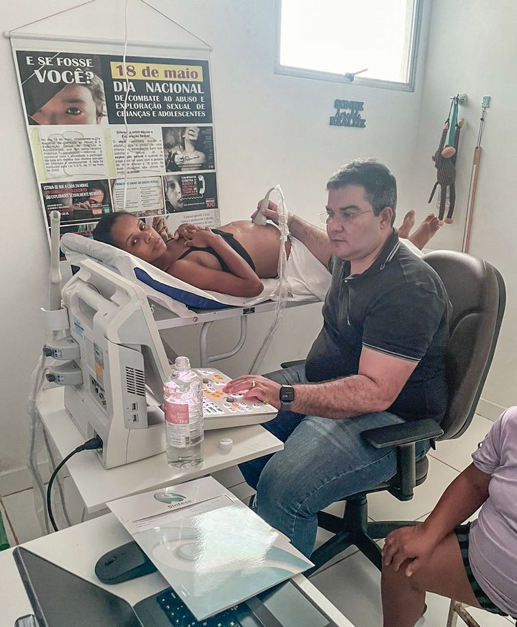 Rio de Janeiro (RJ), 27/05/2026 –  A mortalidade materna no Brasil está muito diferente do que foi há 20 anos. E a mudança foi para melhor. A análise é do enfermeiro obstétrico Renné Costa, membro do Conselho Federal de Enfermagem (Cofen).
Formação de enfermeiros obstétricos contribui para redução da mortandade materna.
Foto: Renné Costa/Arquivo pessoal
