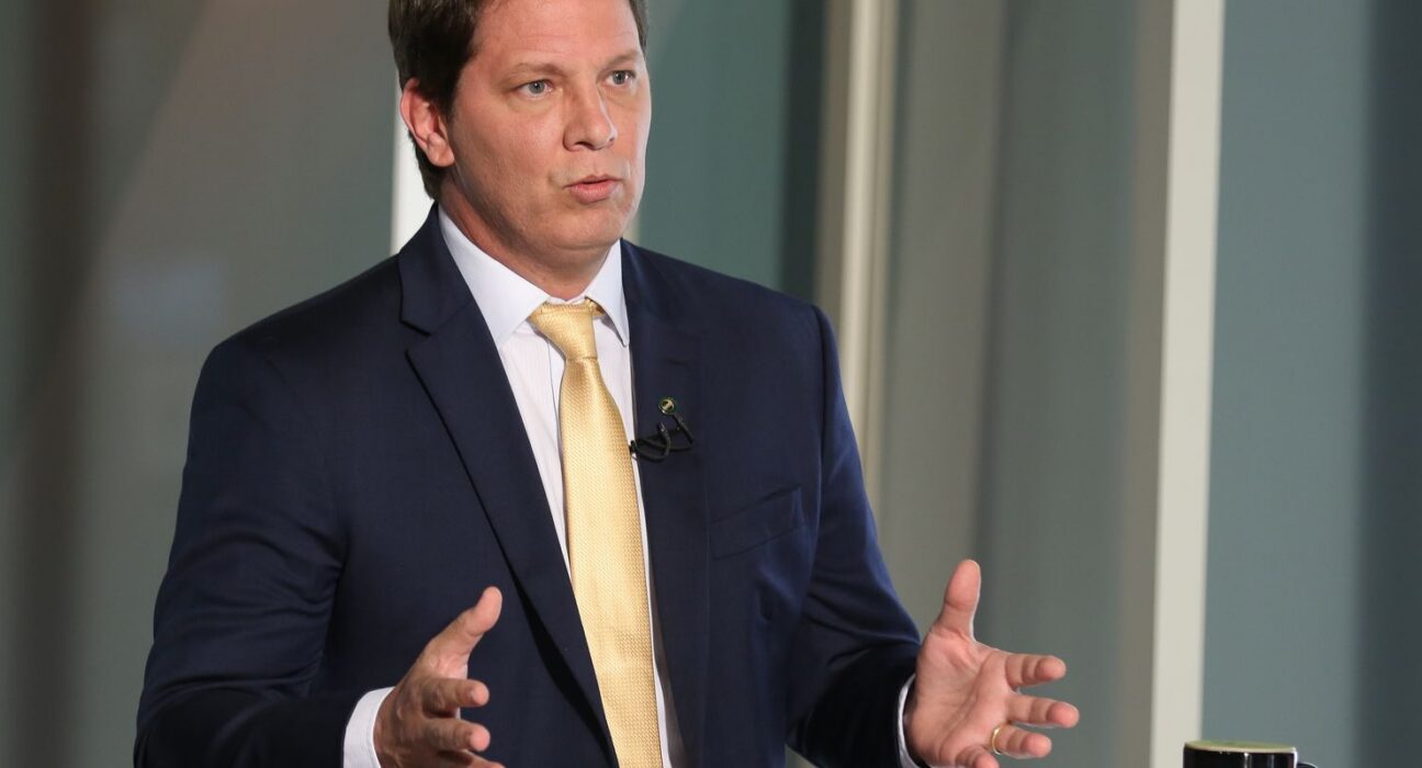 STF não consegue notificar Mário Frias sobre filme de Bolsonaro