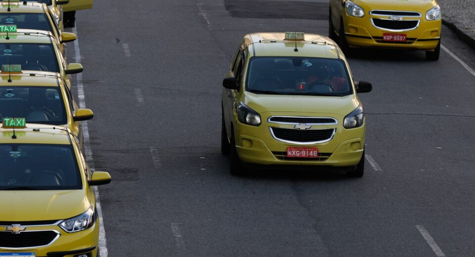 CMN regulamenta nova linha para motoristas de aplicativos e taxistas