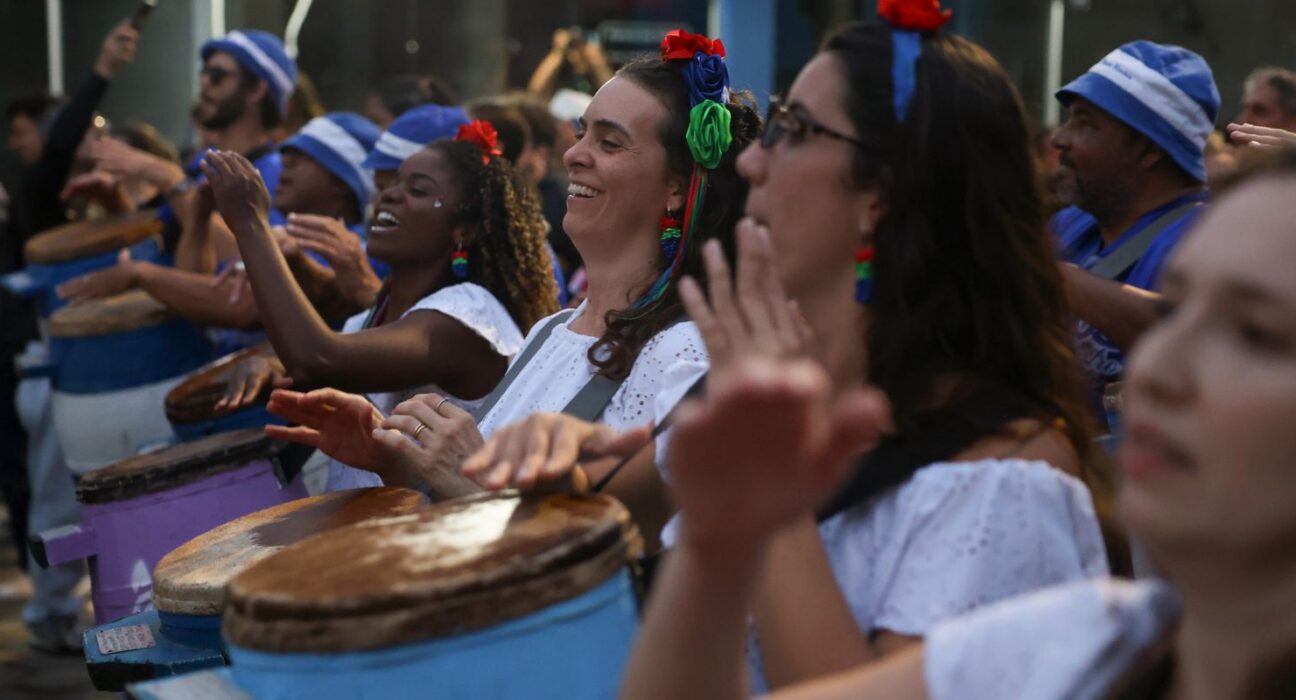 Cortejo de culturas tradicionais reúne três gerações da mesma família