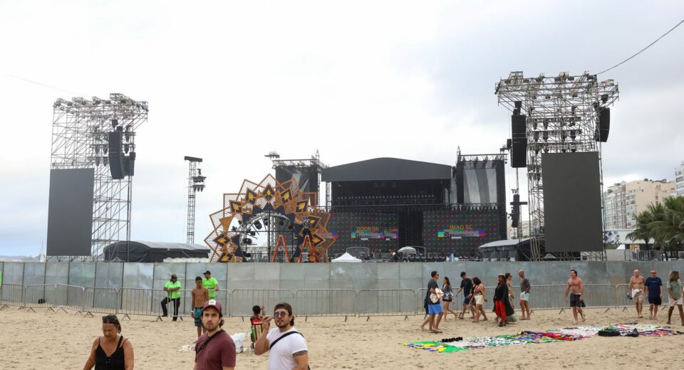 Bombeiros fazem última vistoria em estruturas para show de Shakira