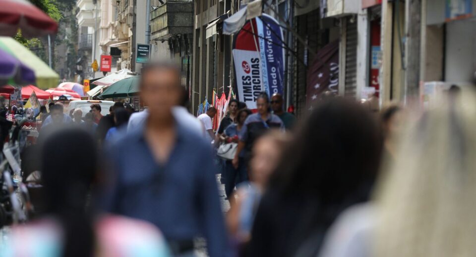 Taxa de desemprego de pretos é 55% maior que a de brancos, revela IBGE