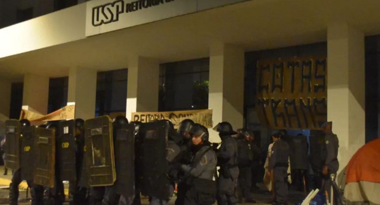 Vereadores provocam universitários em SP e ato tem confronto