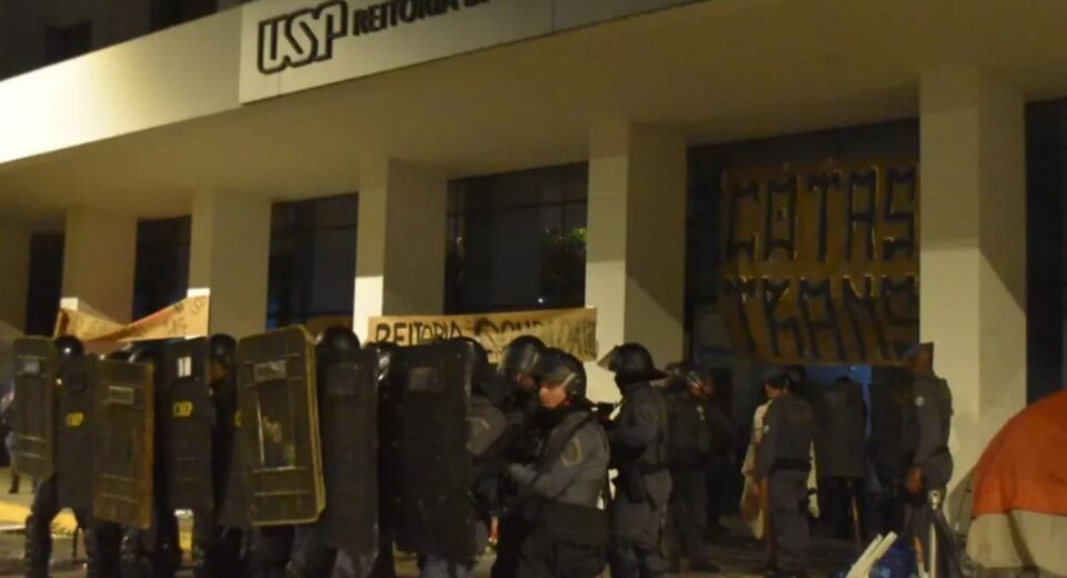 Vereadores provocam universitários em SP e ato tem confronto