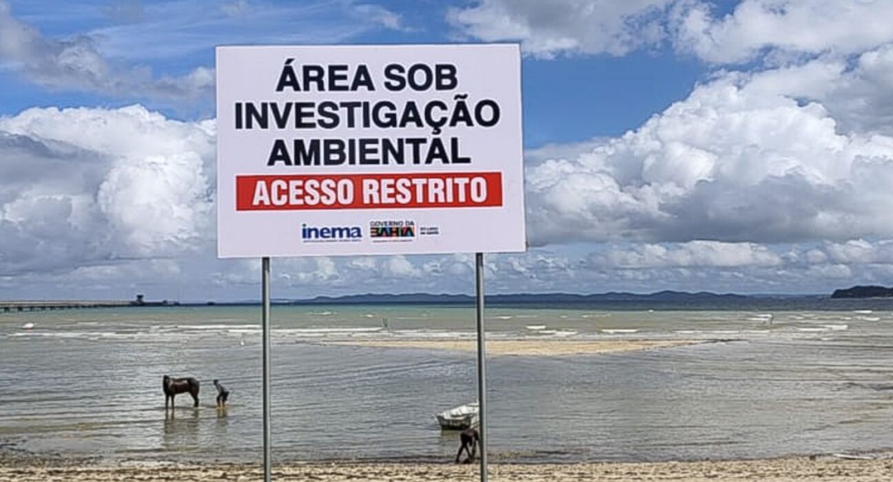 Comunidade na orla baiana sofre há 100 dias com contaminação da praia