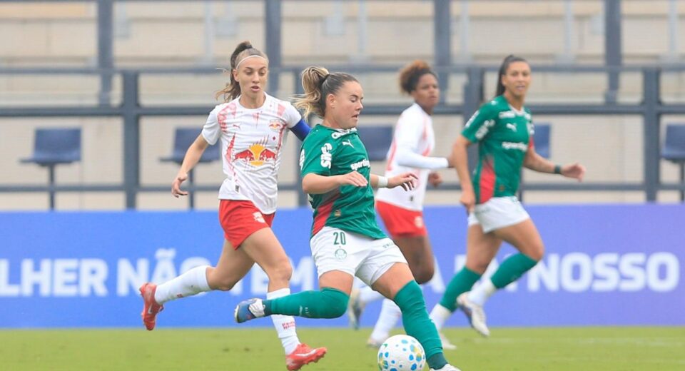 Palmeiras vence Bragantino e dorme na liderança do Brasileiro Feminino