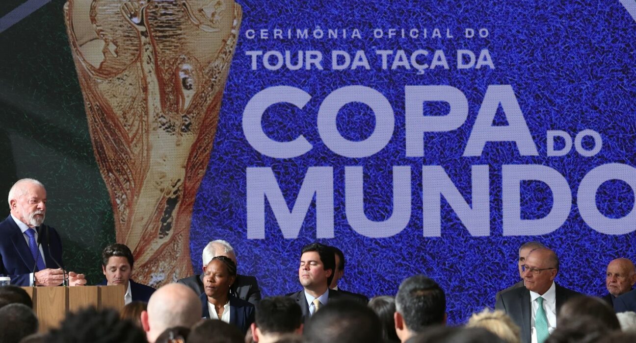 Lula sanciona lei da Copa do Mundo Feminina e reconhece pioneiras