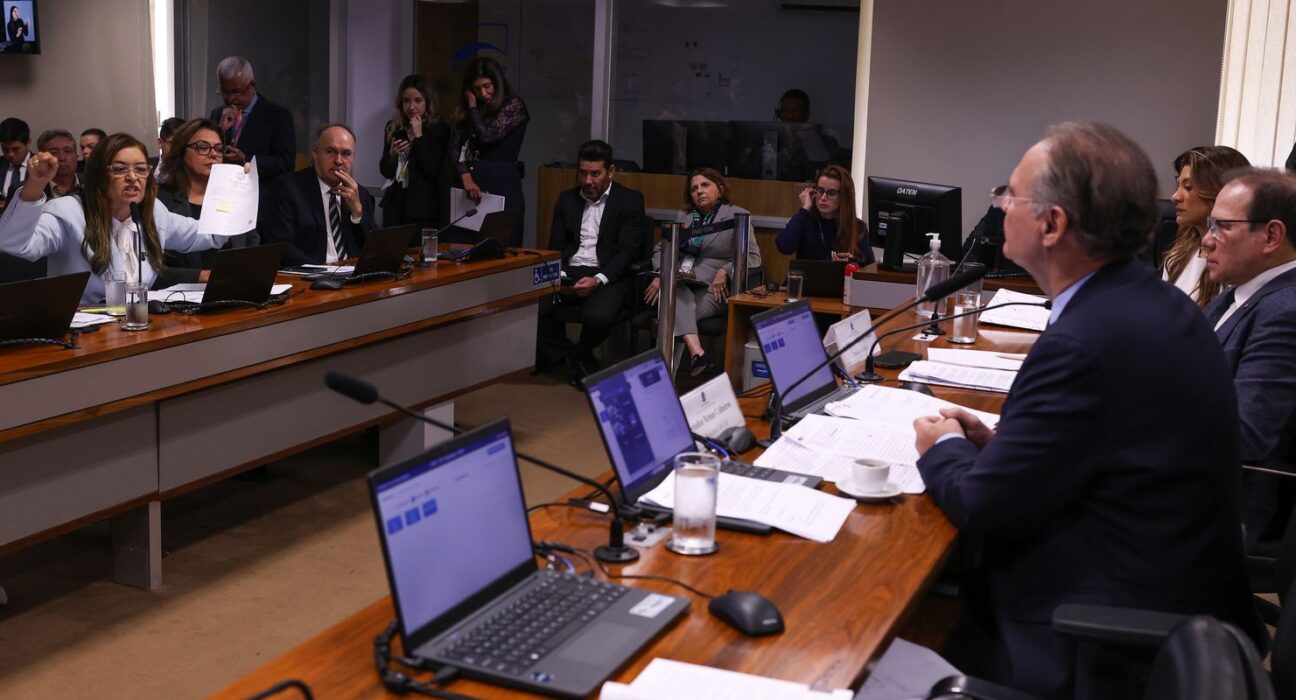 Senadores criticam falta de dados sobre socorro bilionário ao BRB