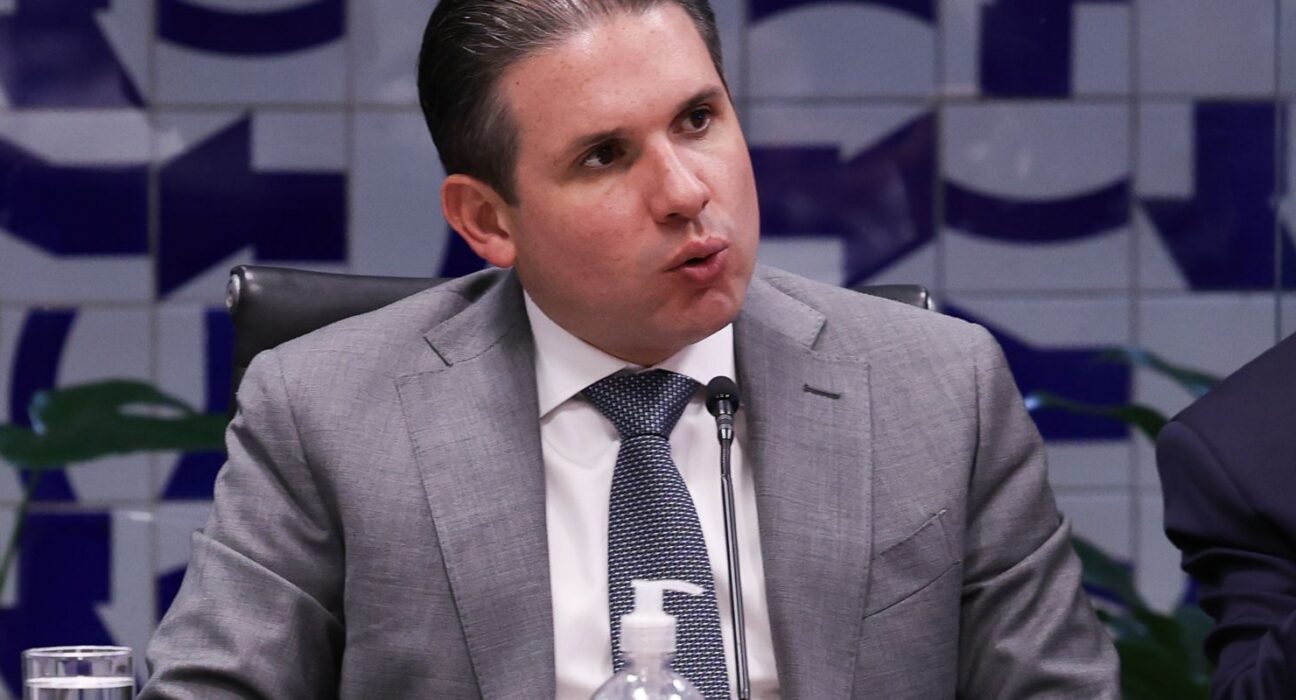 Motta convoca reunião de líderes para votar PL do fim da escala 6x1