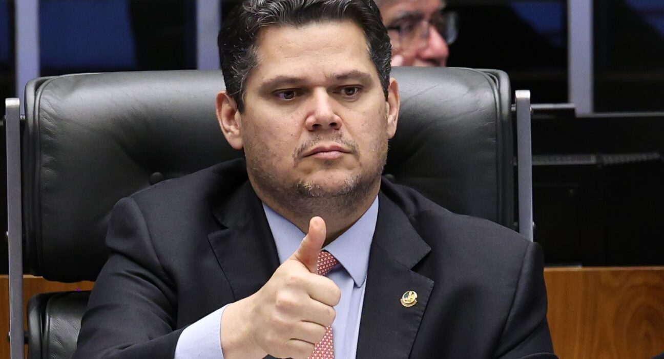 Alcolumbre sugere “melhorar” 6x1 e quer passar PEC por comissões