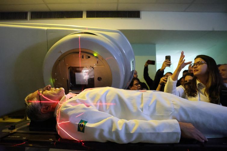Rio de Janeiro (RJ), 27/06/2026 - O ministro da Saúde, Alexandre Padilha, visita o acelerador linear para a realização de radioterapia, equipamento entregue pelo Programa Agora Tem Especialistas para tratamento oncológico no Hospital Universitário Clementino Fraga Filho - HUCFF, na Cidade Universitária. Foto: Rovena Rosa/Agência Brasil