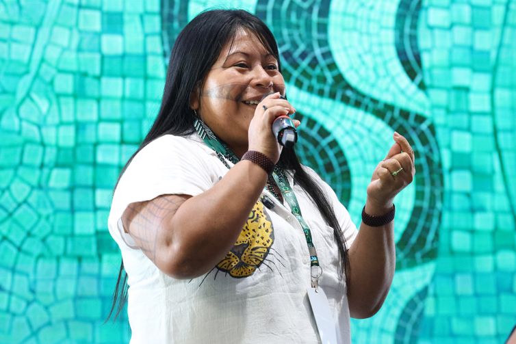 Rio de Janeiro (RJ), 03/06/2026 - A coordenadora da Associação Indígena Pariri, Alessandra Munduruku, participa da mesa do Rio Nature & Climate Week com o tema tema Tapajós Vivo: Desafios, Soluções, Saberes Tradicionais e Ciência Comunitária a Serviço do Bem-Viver, no Pier Space. Foto: Rovena Rosa/Agência Brasil