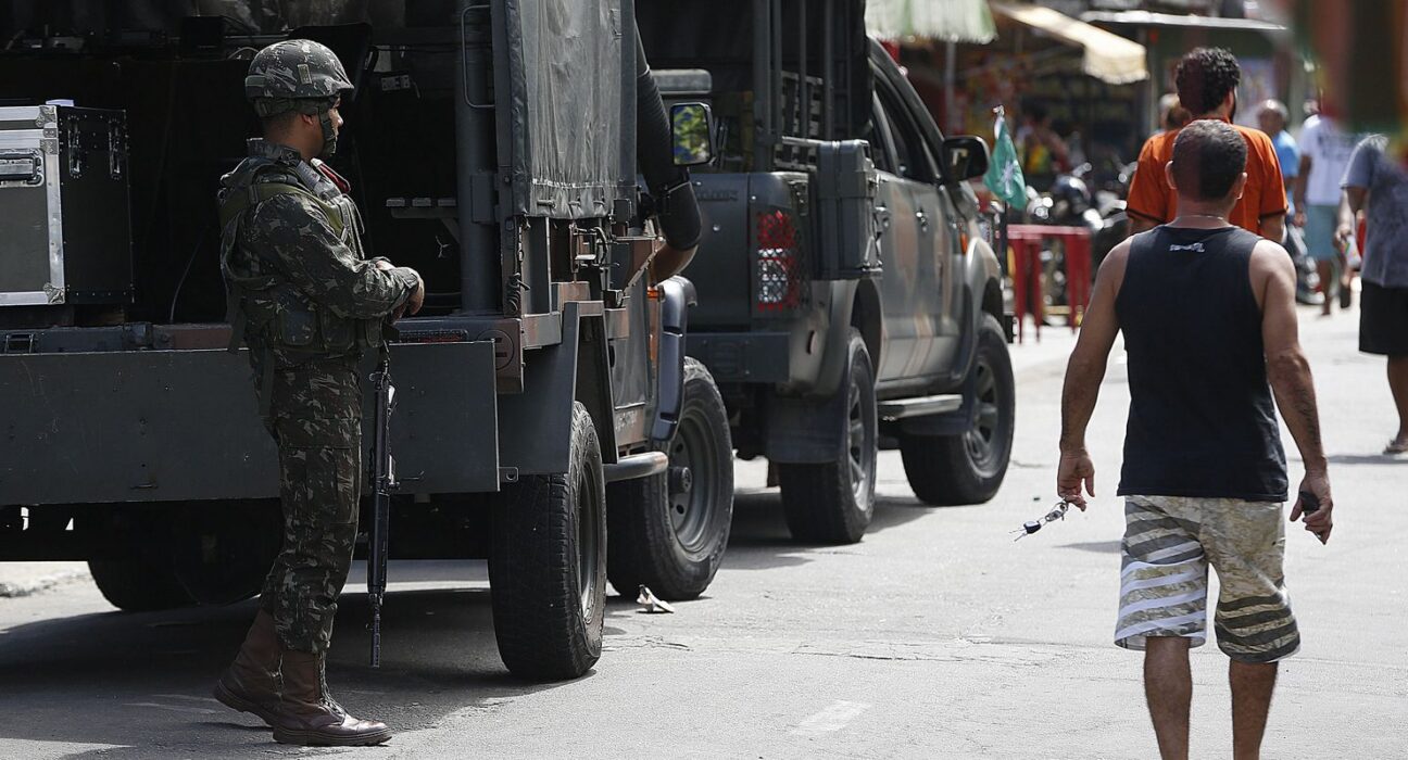 Polícia faz ação para cumprir 56 mandados de prisão na Maré, no Rio