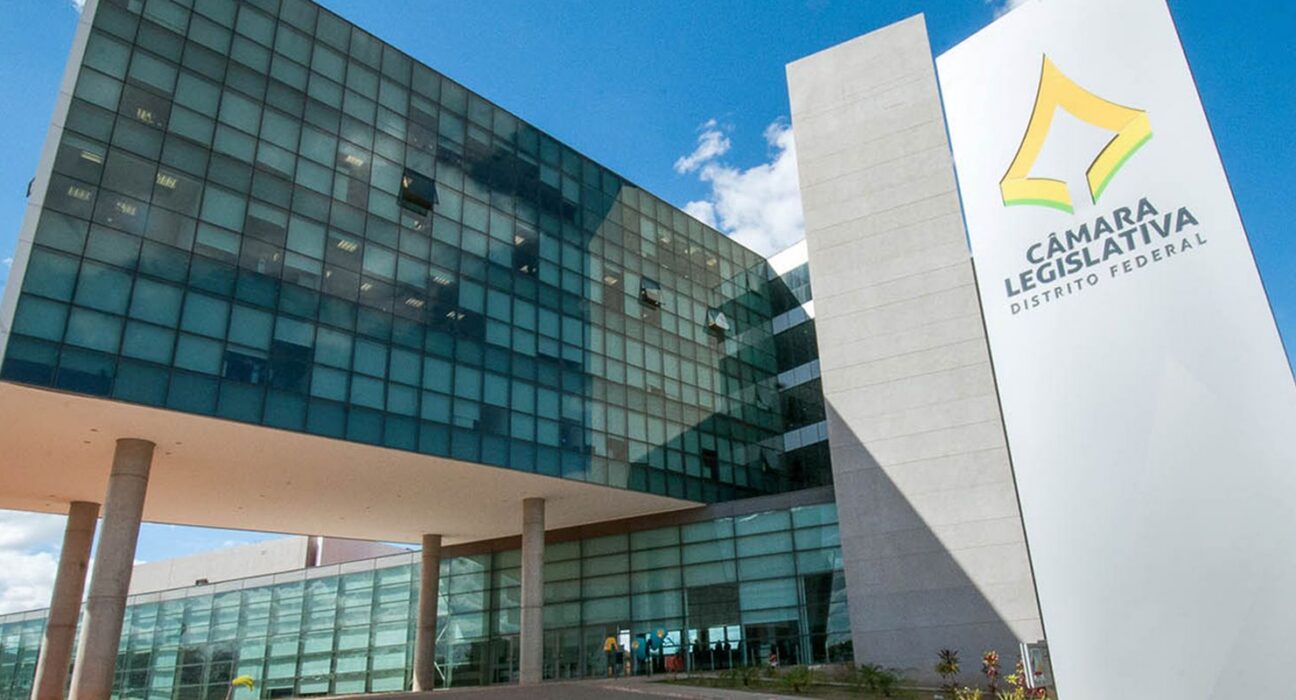 Deputados distritais extinguem jornada 6x1 de terceirizados