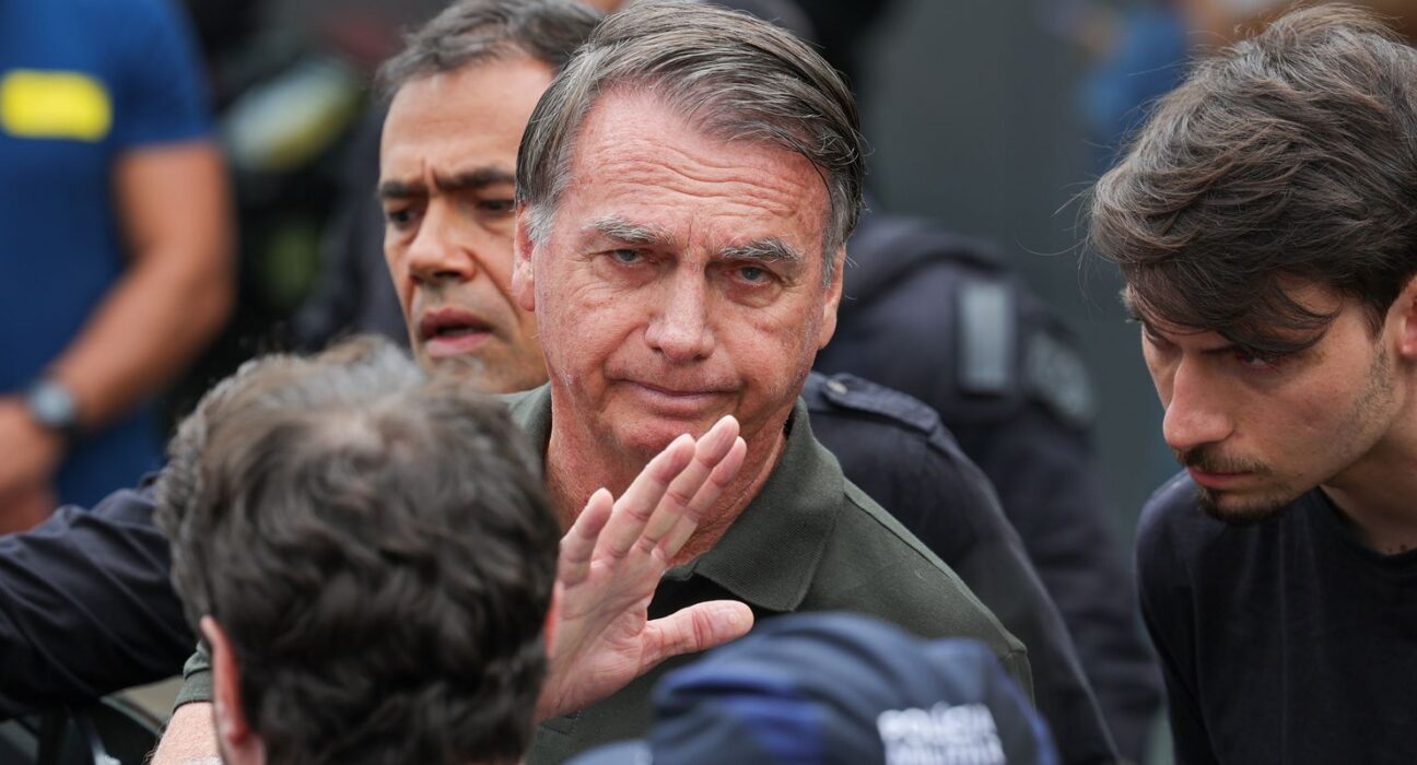 Delegado pede ao STF para ouvir Bolsonaro sobre arma apreendida