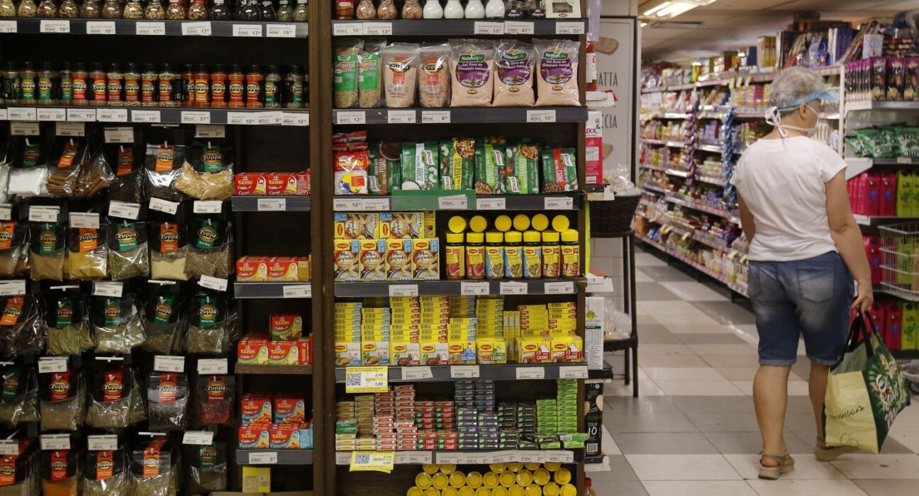 Fabricação de produto alimentício gerou mais emprego em 2024, diz IBGE