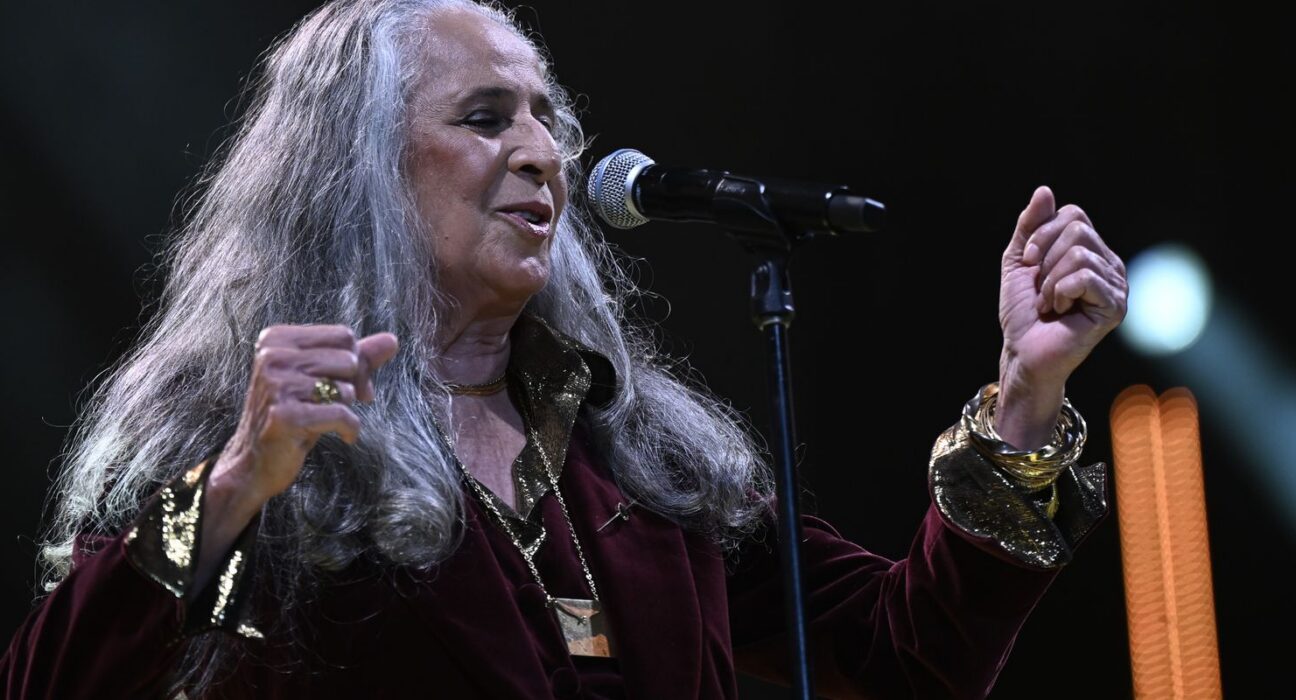 Maria Bethânia chega aos 80 anos como referência da música brasileira