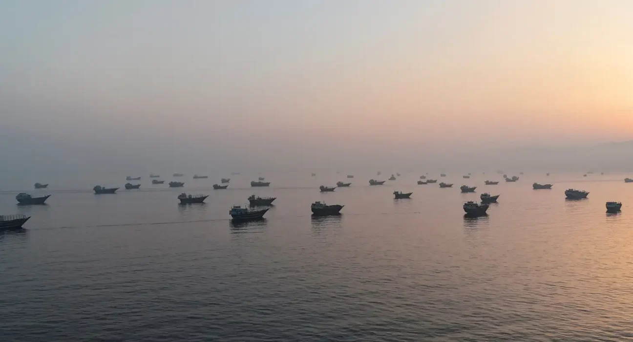 Primeiros navios-tanque atravessam estreito após acordo com Irã