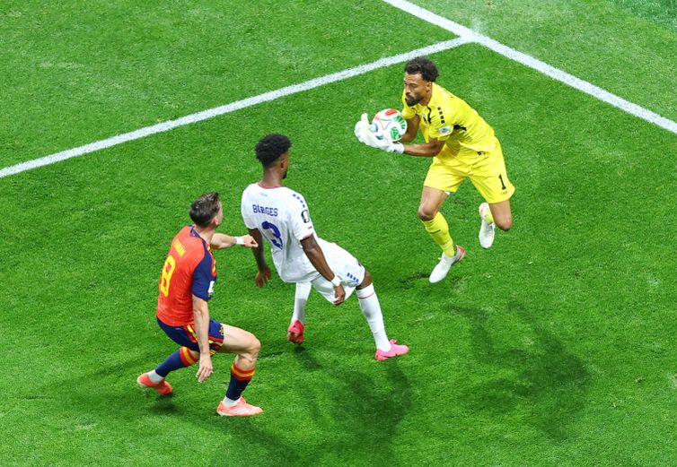 Soccer Football - FIFA World Cup 2026 - Group H - Spain v Cape Verde - Atlanta Stadium, Atlanta, Georgia, U.S. - June 15, 2026
Cape Verde's Vozinha and Diney Borges in action with Spain's Fabian Ruiz REUTERS/Bernadett Szabo
