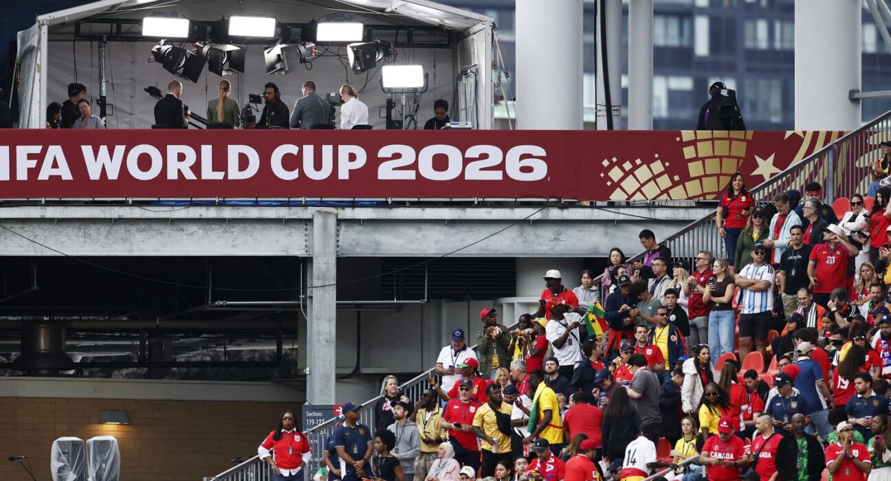 Paixão pelo futebol expõe população à publicidade de bets, alerta Idec