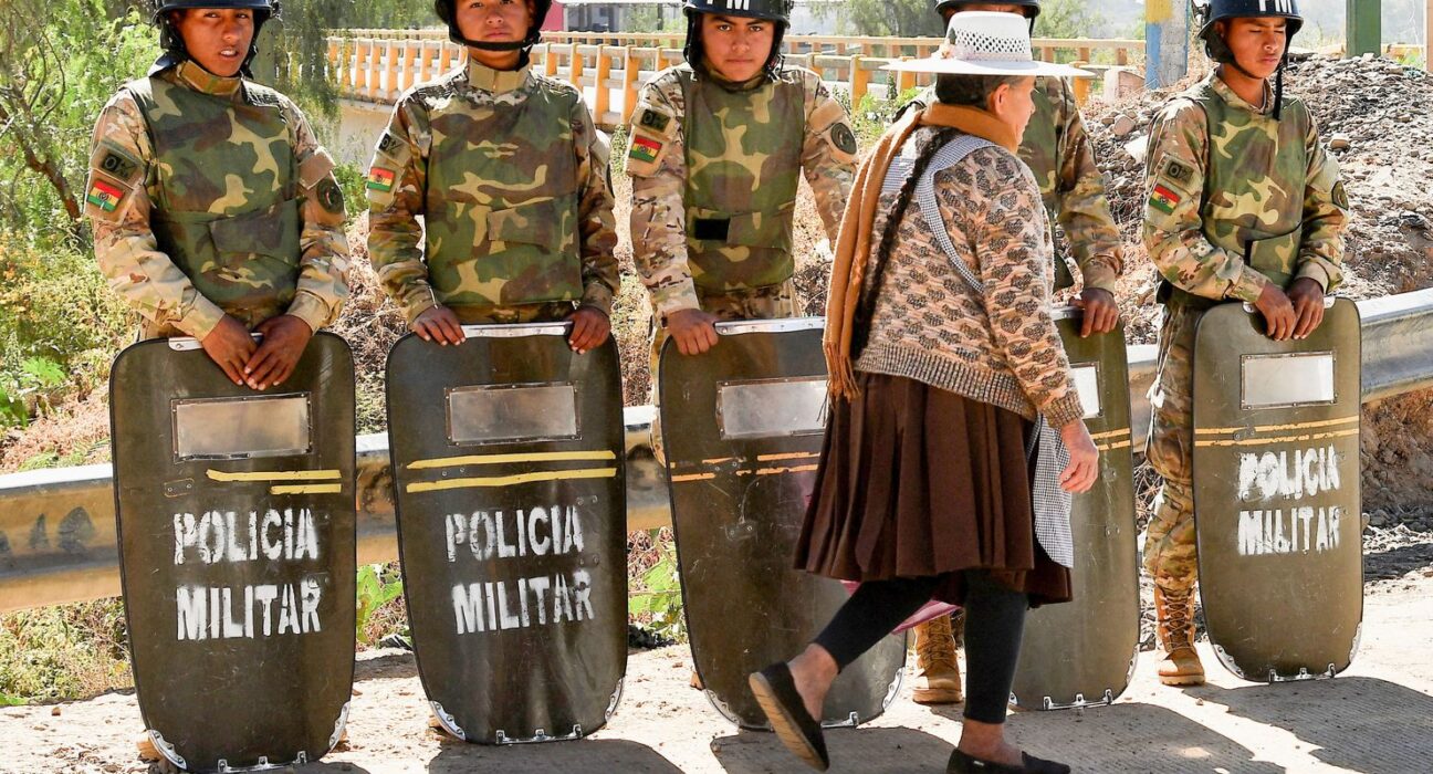 Bolívia: caem bloqueios após estado de exceção e acordo com sindicato