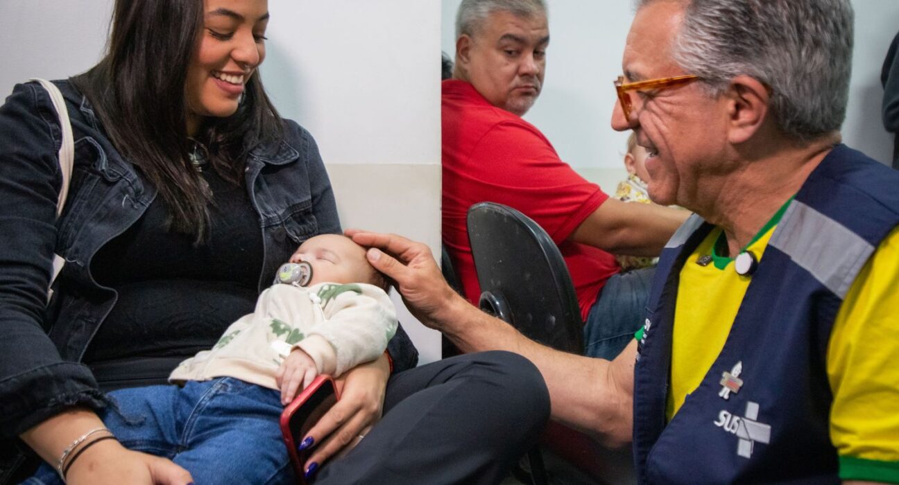 Ministério da Saúde começa a vacinar crianças com a pneumo 20