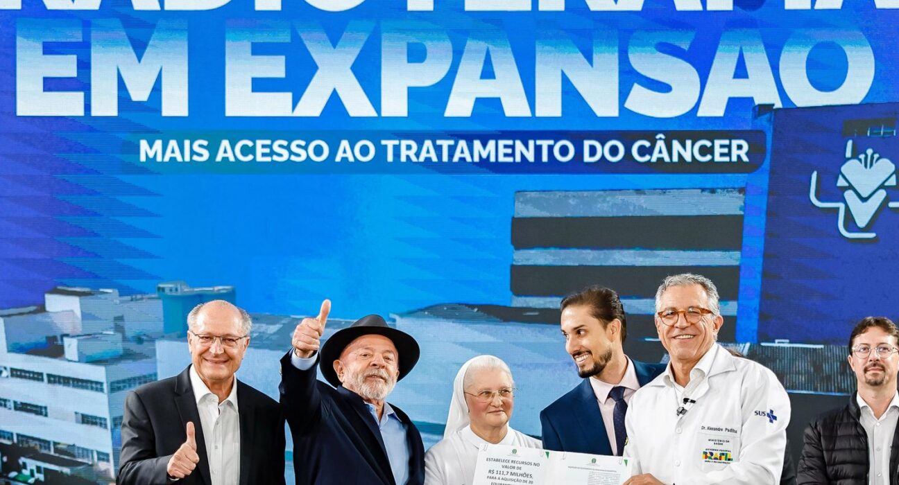 Lula entrega aparelhos de radioterapia em São Paulo