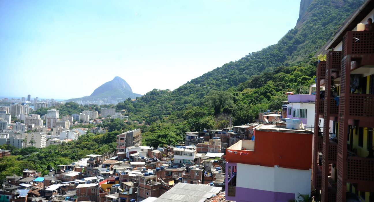 Operação na zona sul do Rio tem 6 presos e homem baleado em ônibus