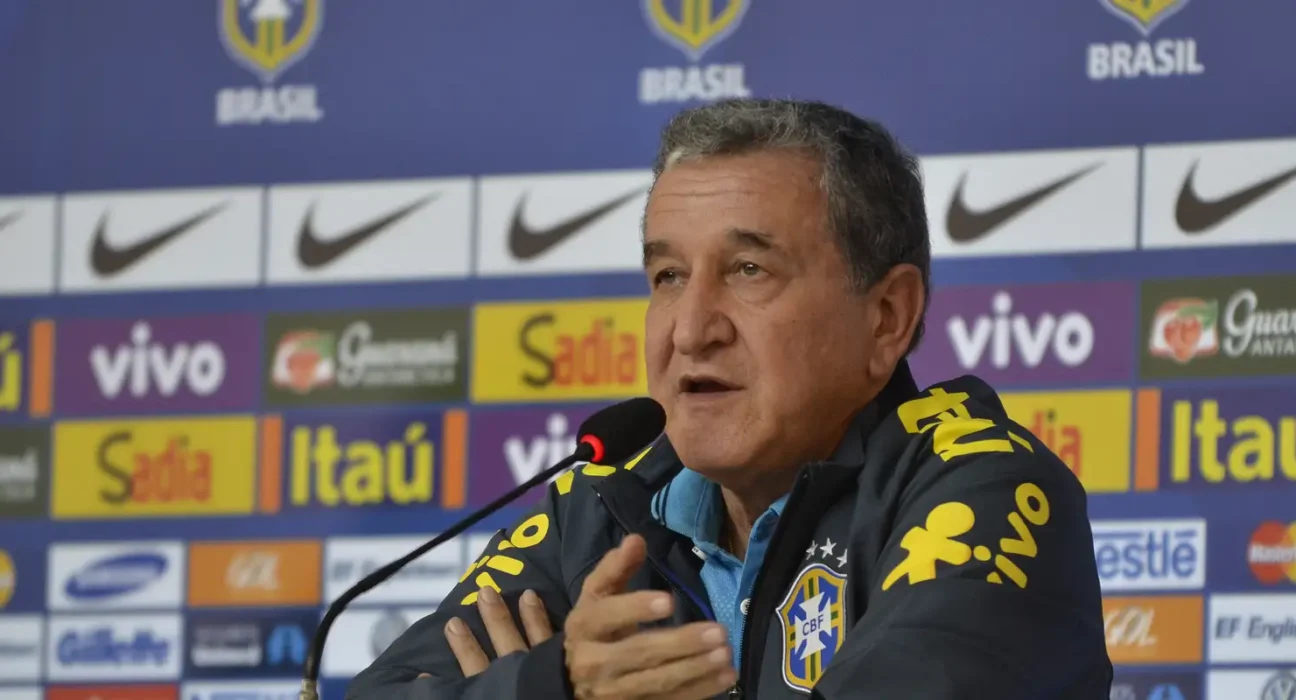 Técnico do tetra, Parreira apresenta melhora, mas permanece na UTI