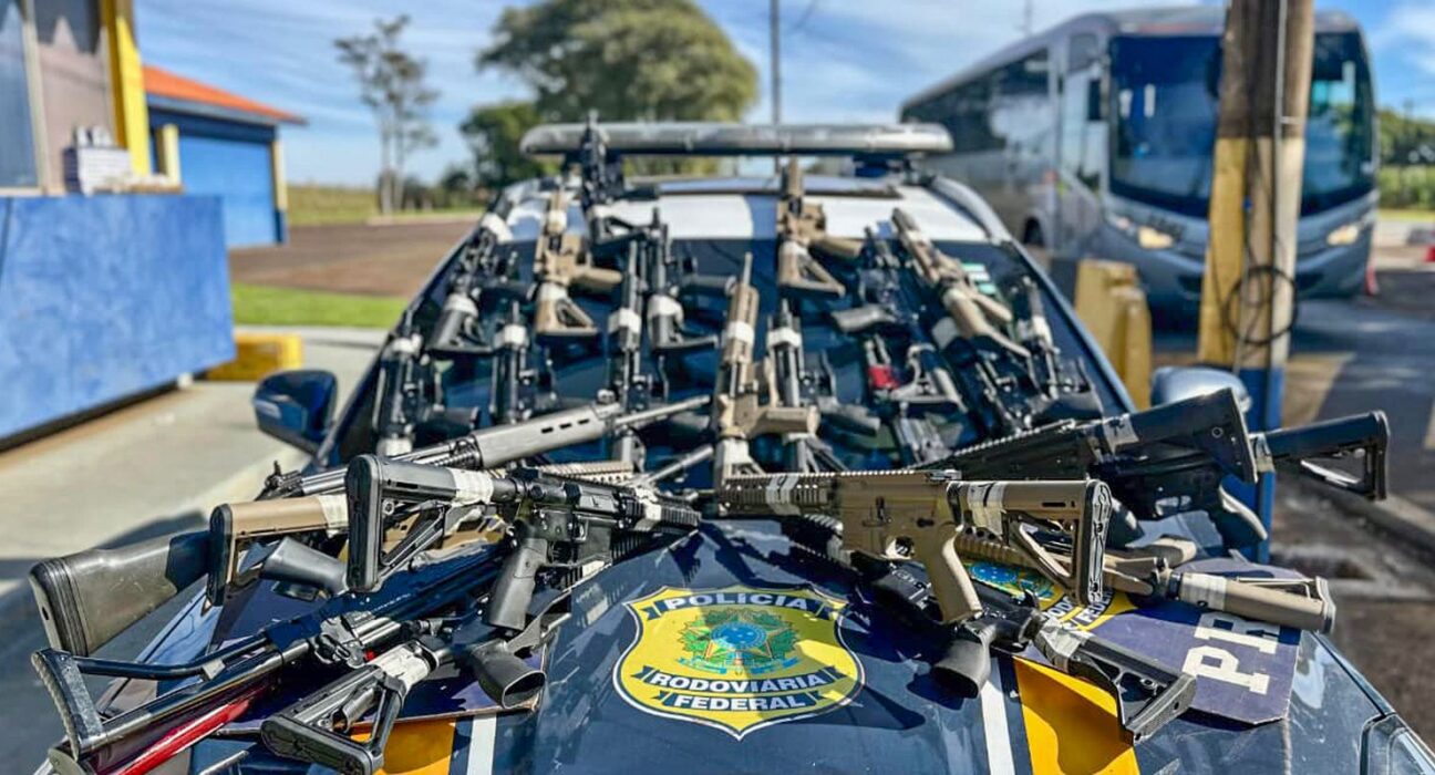PRF apreende 26 fuzis durante abordagem a caminhão no Paraná