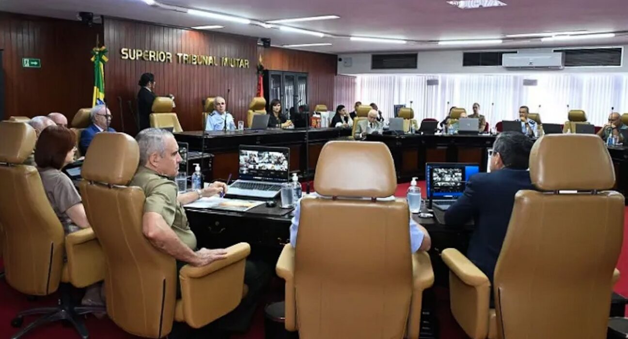 STM mantém ministro em julgamento de perda de patente de Bolsonaro