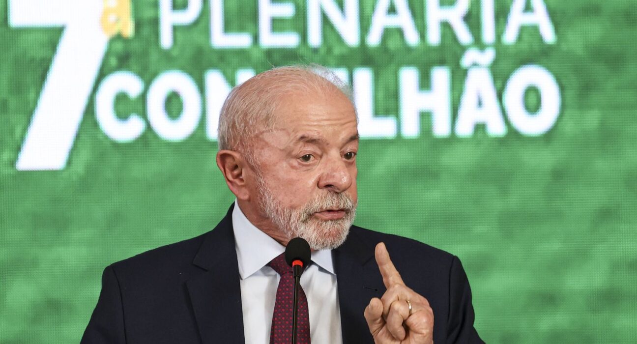 Governo estuda devolução de celular roubado nos Correios, diz Lula