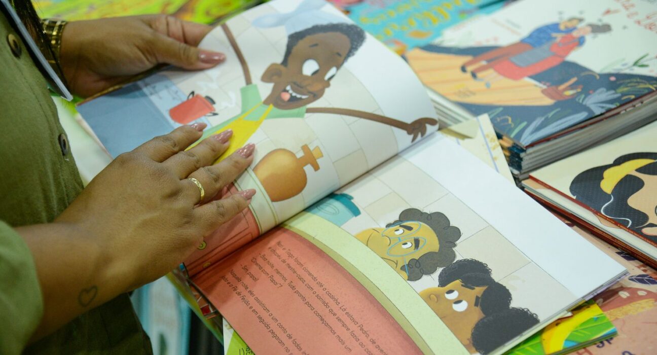 Bienal nas Escolas entra em clima de Copa para estimular leitura no RJ