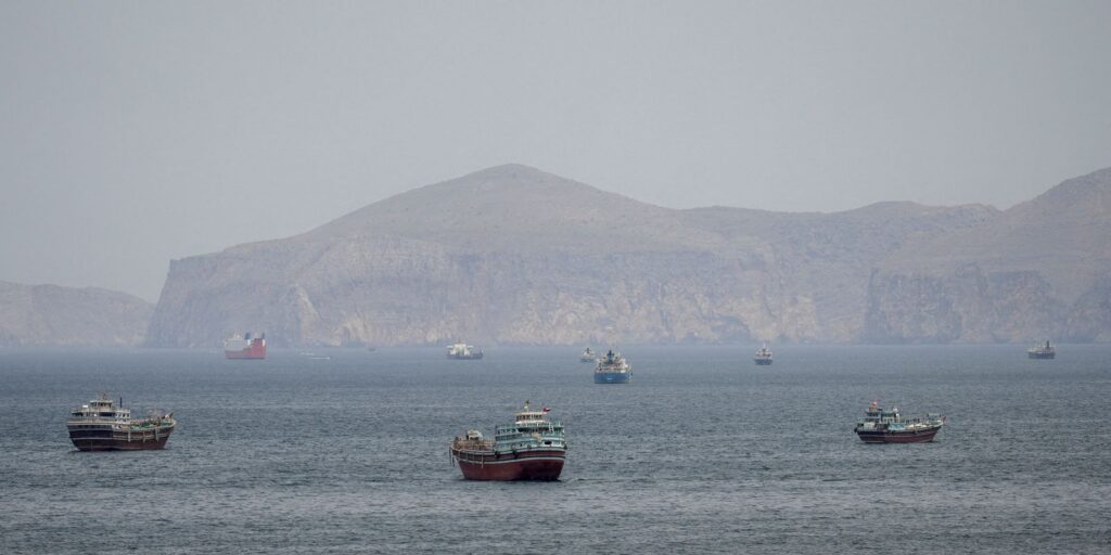 Navios já navegam pelo Estreito de Ormuz sob plano de retirada da ONU