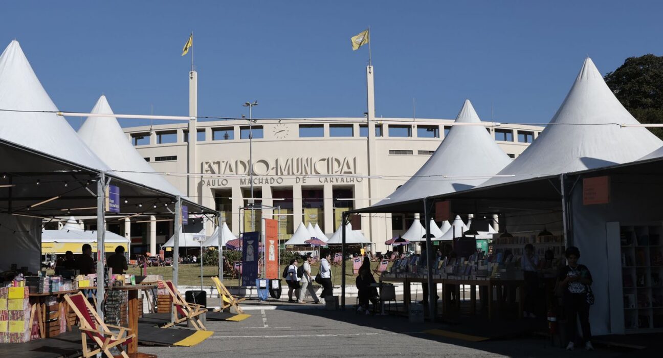 Feriado em SP tem programação gratuita em feira do livro no Pacaembu