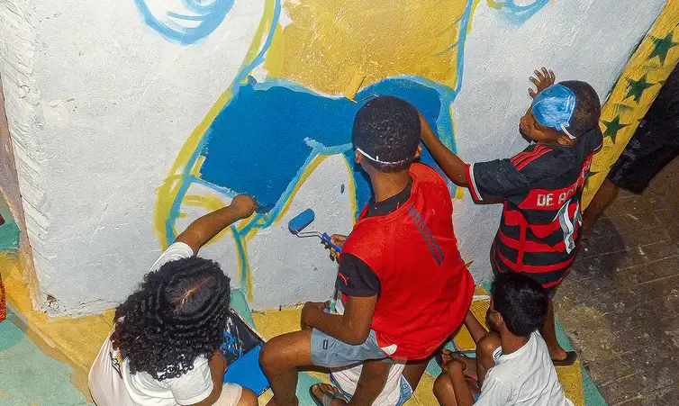 Rio de Janeiro (RJ), 12/06/2026 - Moradores fazem pintura no Morro do Turano para os jogos da Copa do Mundo de Futebol 2026. Foto: Sílvio Rosa/Divulgação