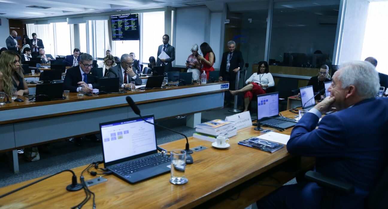 Senadores discutem ritmo de tramitação da PEC do fim da escala 6x1