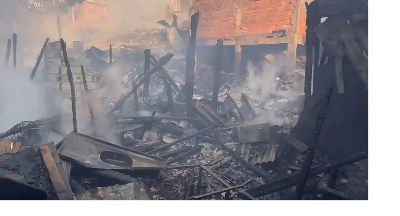 Incêndio destrói moradias na comunidade de Paraisópolis em São Paulo